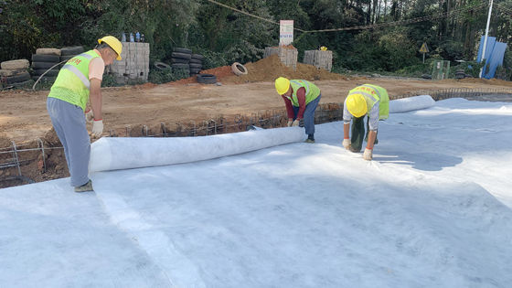 Gio dệt không dệt polyester kéo dài cao với trọng lượng 100-800g / m2 và khả năng chống axit và kiềm tuyệt vời cho kỹ thuật xây dựng công nghiệp nặng