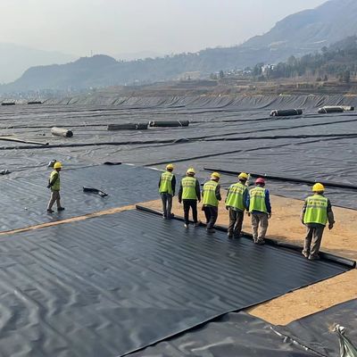 HDPE Geomembrane mịn với khả năng chống hóa học tuyệt vời cho chống rò rỉ trong bãi rác và nuôi trồng nông nghiệp