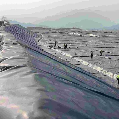 Dự án Môi trường HDPE Geomembrane mịn chống axit và kiềm 700% Chiều dài khi phá vỡ 0.3mm 3.0mm Độ dày