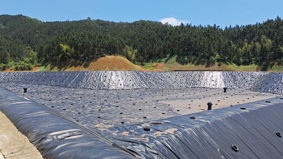 HDPE Geomembrane mịn cho hồ dung dịch mỏ với độ thấm cực thấp và khả năng chống ăn mòn hóa học