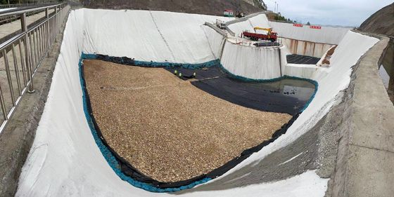 Vải địa kỹ thuật sợi xơ tiêu chuẩn ASTM với độ thấm nước cao và khả năng chống đâm thủng tuyệt vời cho các dự án môi trường