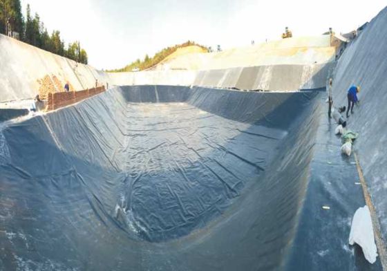 2.0mm Độ dày LDPE Geomembrane mịn với 700% độ kéo dài khi vỡ và khả năng chống tia UV xuất sắc cho các dự án hồ chứa